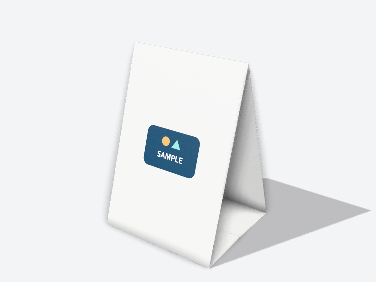 테이블 텐트·삼각 POP 목업 예시 — 무료 3D 목업으로 만든 테이블 텐트·삼각 POP